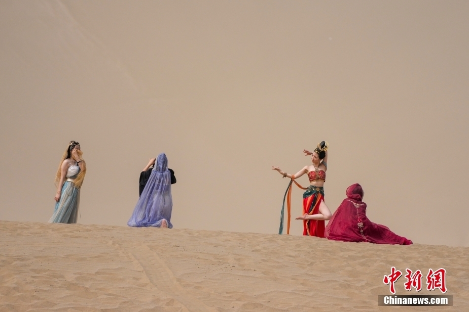 まだまだ人気の敦煌観光フォト　天女の衣裝で「はいチーズ！」