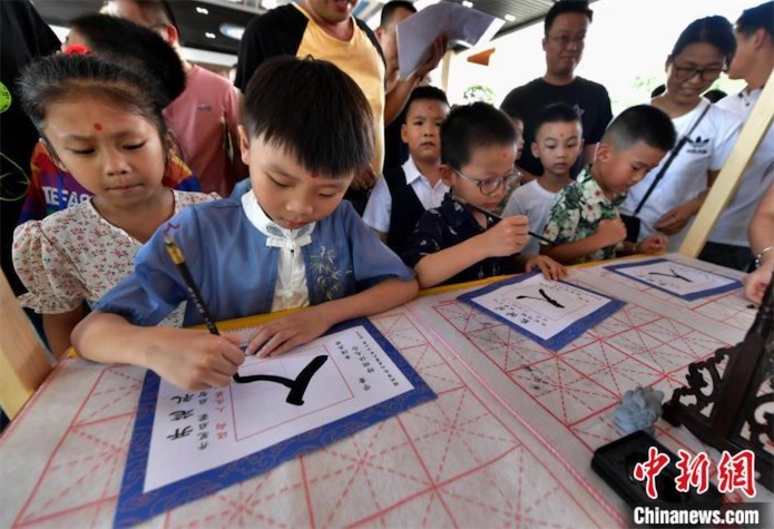 伝統(tǒng)的な儀式「開筆禮」で新學(xué)期スタート　福建省福州
