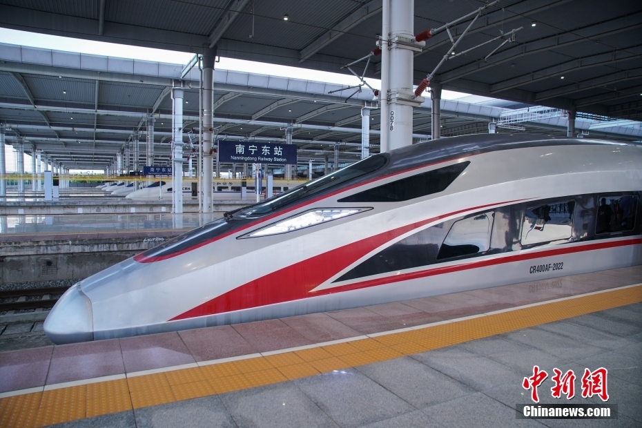 貴南高速鉄道が全線開通し、初発列車が出発　広西