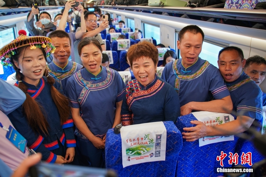 貴南高速鉄道が全線開通し、初発列車が出発　広西