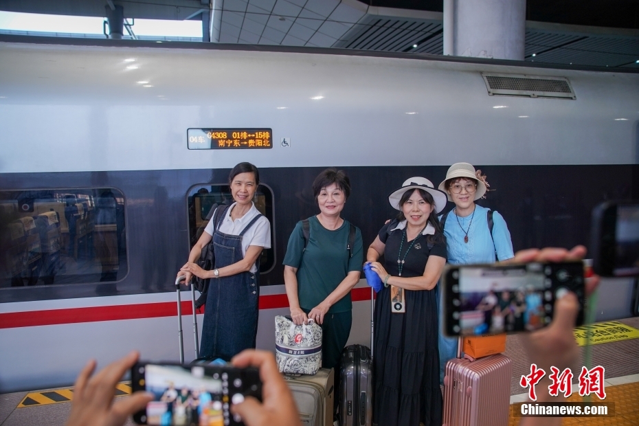 貴南高速鉄道が全線開通し、初発列車が出発　広西