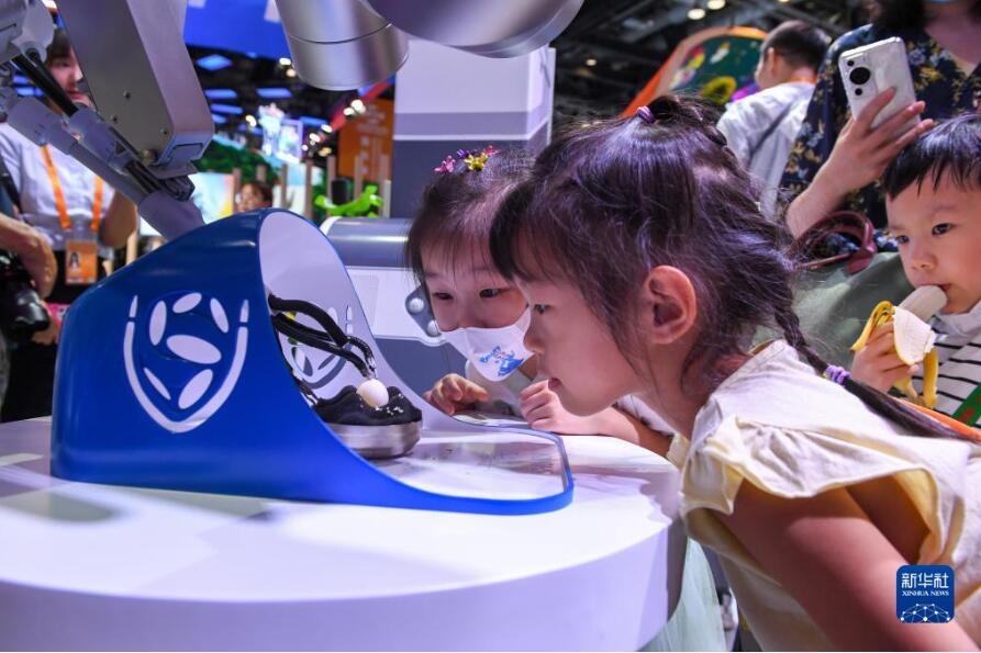 9月3日、國家會議センター會場で単孔式腹腔鏡下手術(shù)の展示に見入る子どもたち。