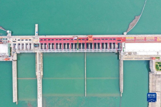 2日に撮影された広西大藤峽水利ハブの水門（ドローンで撮影?曹禕銘）。