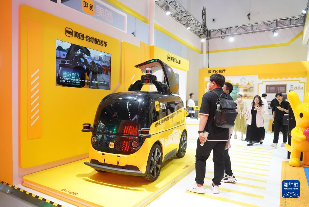 2023年中國國際サービス貿(mào)易交易會が開催されている國家會議中心の美団ブースで、自動配送車を見學(xué)する來場者（9月4日撮影?劉嶺逸）。