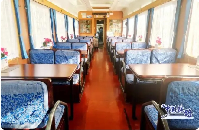 「天空の鏡」に向かう観光列車(chē)　青海省