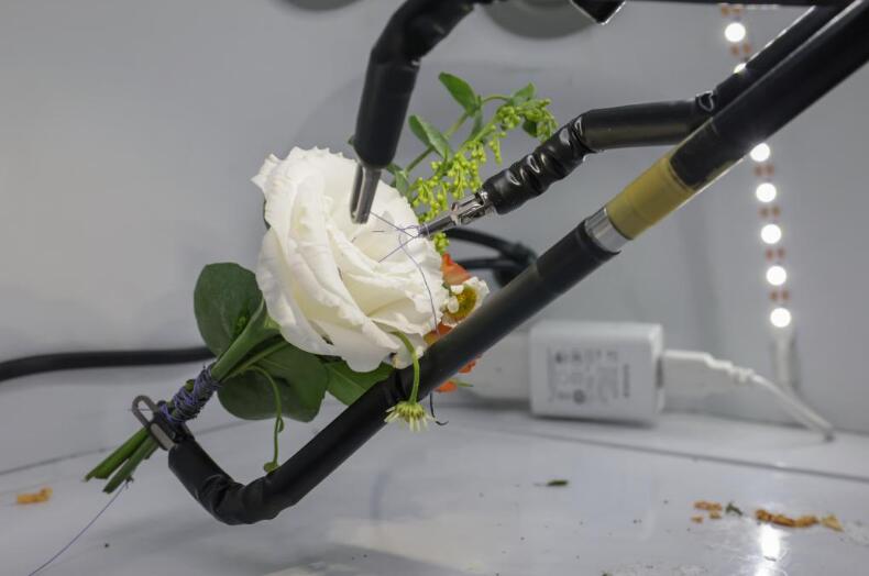 中國國際サービス貿(mào)易交易會の首鋼パーク會場に首都醫(yī)科大學付屬北京友誼病院が出展。寫真は同病院の展示ブースで単孔式腹腔鏡手術支援ロボットが縫合糸を結(jié)ぶところ。（9月4日撮影?張玉薇）