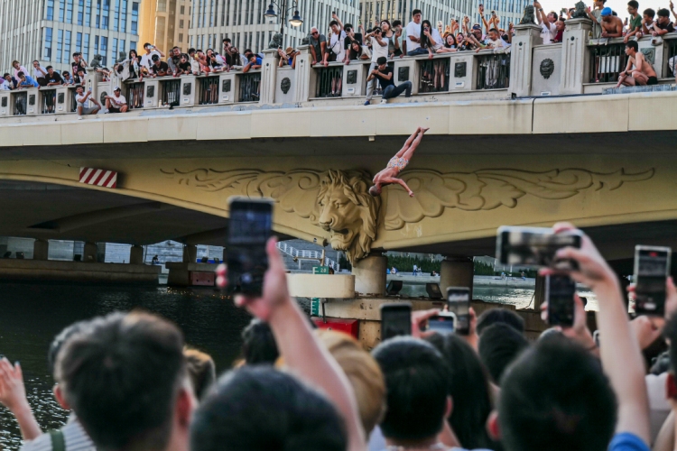 2023年8月28日、天津市の獅子林橋で、飛び込みに歓聲を上げる観光客。（撮影?孫旭暉/寫(xiě)真提供は視覚中國(guó)）