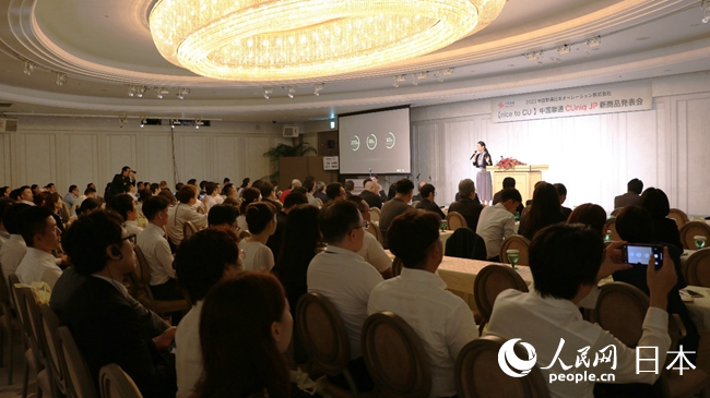 デモンストレーションや動(dòng)畫で新商品の紹介を行う主催者（撮影?許可）。