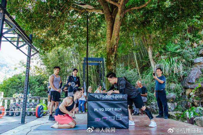 「正座ジャンプ」76センチメートルで中國の若者がギネス世界記録を更新　浙江省