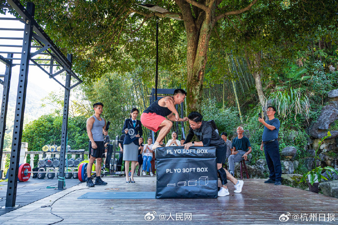 「正座ジャンプ」76センチメートルで中國の若者がギネス世界記録を更新　浙江省