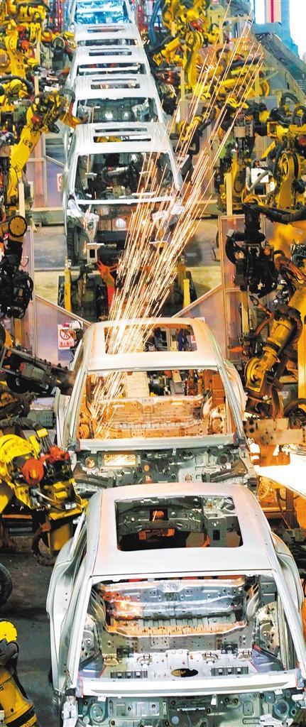 嵐図汽車の溶接ラインの「主役」であるロボット。完成車の溶接のすべてがロボットにより自動(dòng)で行われており、溶接の自動(dòng)化率は99％。同時(shí)に世界をリードするレーザー溶接などの車體軽量化プロセスを備えている。