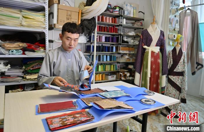 「90後」の漢服仕立屋が一針一針縫い上げた漢服の伝統(tǒng)美　吉林省
