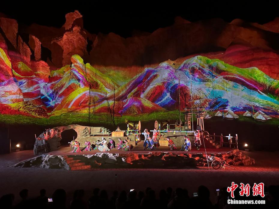 張掖七彩丹霞観光のナイトツアーのニーズを満たす「阿蘭拉格達(dá)」ショー　甘粛省張掖