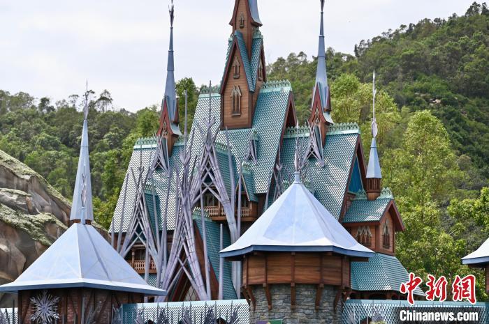 香港ディズニーランドの新エリア「ワールド?オブ?フローズン」の「アレンデール王國」（撮影?李志華）。