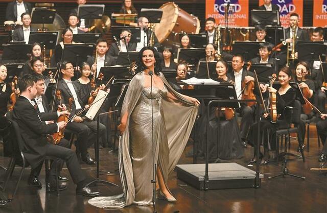 2023深セン「一帯一路」（the Belt and Road）國(guó)際ミュージックシーズンのオープニングコンサートで美しい歌聲を披露した世界的なソプラノ歌手?アンジェラ?ゲオルギュー（撮影?胡蕾）。