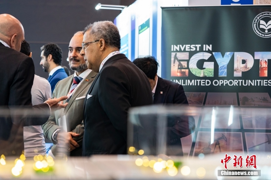 9月13日、「一帯一路」サミットフォーラムに初めて設置された「中東特別エリア」のエジプトブースで商談中の來場者（中國新聞網(wǎng)）。
