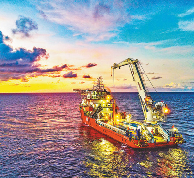 海洋溫度差発電裝置を搭載した「海洋地質(zhì)2號」船が、海上試験前の準(zhǔn)備をしているところだ。撮影?奚暁謙