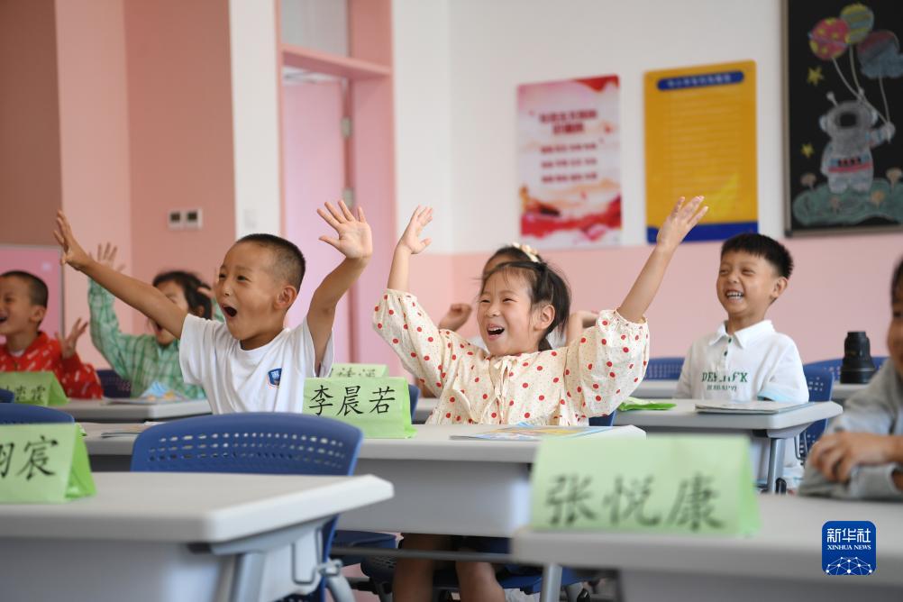 開校一期生となる新入生を迎えた雄安史家胡同小學校　河北省