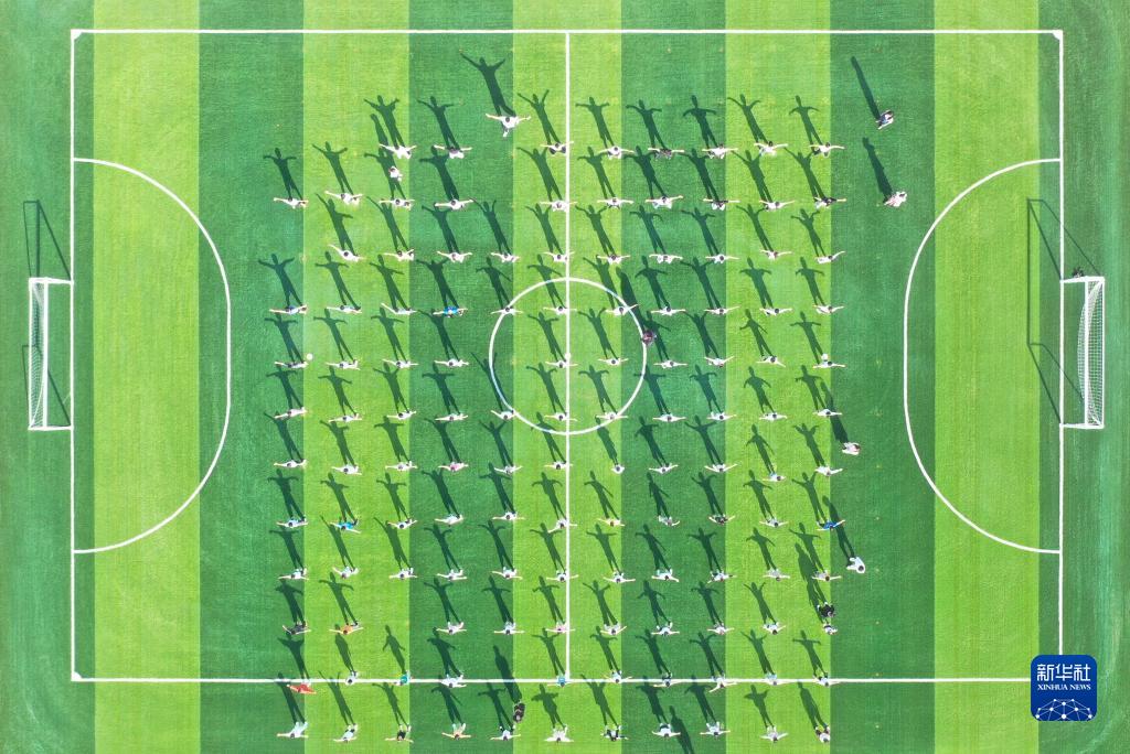 開(kāi)校一期生となる新入生を迎えた雄安史家胡同小學(xué)?！『颖笔?></td></tr><tr><td class=