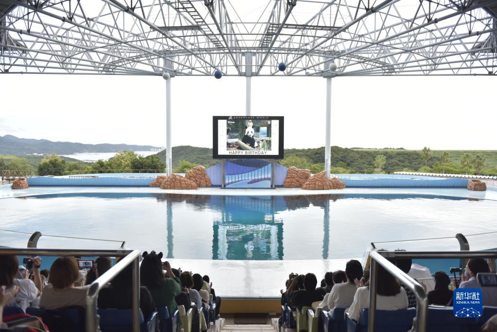 9月14日、和歌山県白浜町のレジャー施設(shè)?アドベンチャーワールドで開催されたパンダ「永明」の31歳の誕生日を祝うイベントを見守る?yún)⒓诱撸▽懻嫣峁?在大阪中國総領(lǐng)事館）。