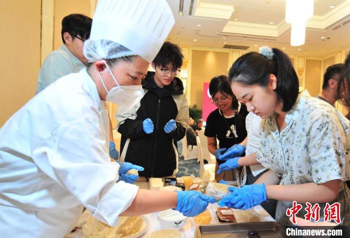 手作り月餅で中秋節(jié)を迎える臺(tái)灣同胞　吉林省長春