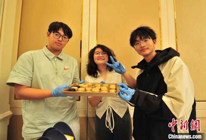 手作り月餅で中秋節(jié)を迎える臺灣同胞　吉林省長春