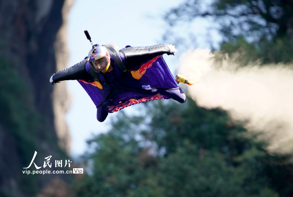 天門山にウイングスーツフライングのトップ選手が集結　湖南省張家界