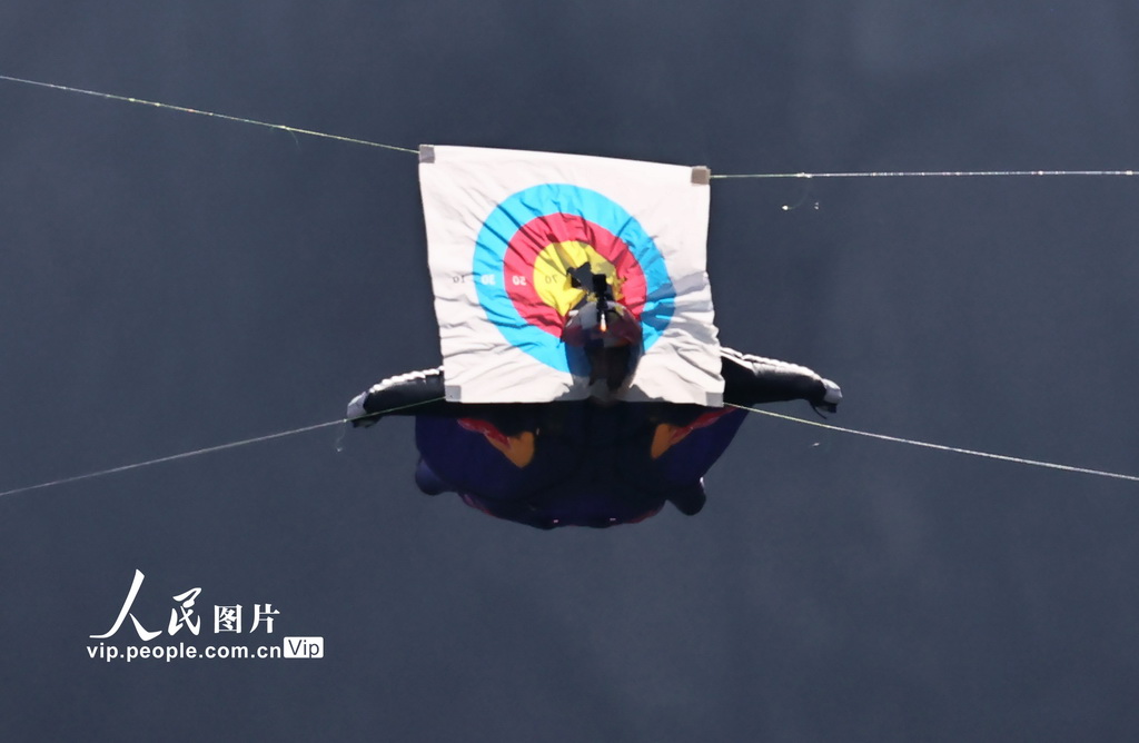 天門山にウイングスーツフライングのトップ選手が集結(jié)　湖南省張家界