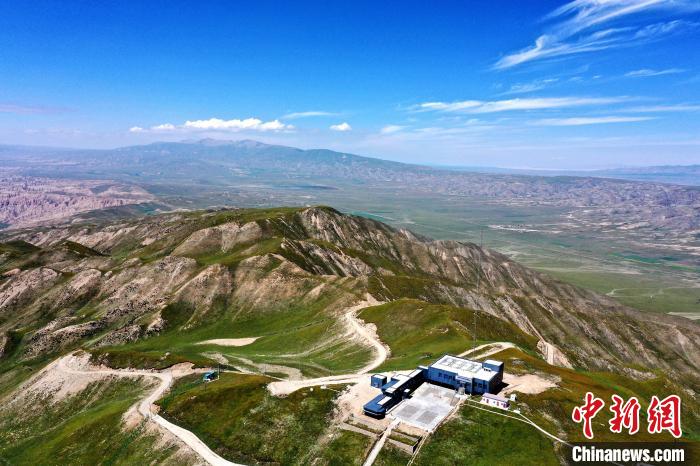 8月30日に空撮された青海省海南蔵族自治州共和県瓦里関山の山頂に位置する中國大気バックグラウンド基準(zhǔn)観測所の瓦里関國家大気バックグラウンドステーション。撮影?馬銘言