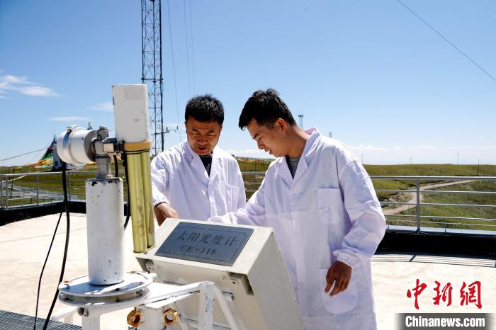 8月30日、巡回點(diǎn)検を行う瓦里関國家大気バックグラウンドステーションの観測員。撮影?馬銘言