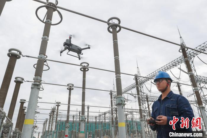 ドローンを使い設備の點検を行う點検修理作業(yè)責任者。撮影?賈天勇