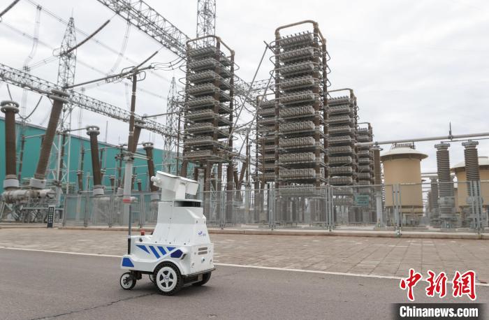 変電所で設備の自動點検を行う點検ロボット。撮影?賈天勇