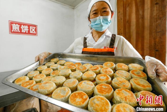 中秋節(jié)近づき、伝統(tǒng)的なハム入り月餅作りが盛んに　安徽省黃山