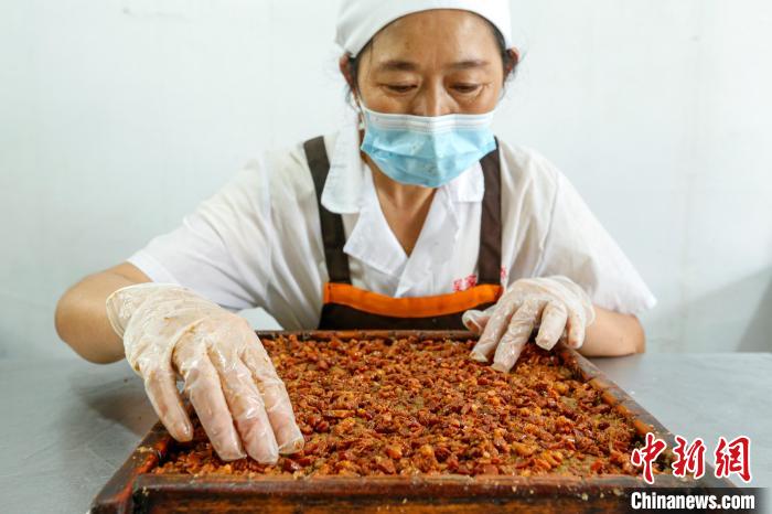 中秋節(jié)近づき、伝統(tǒng)的なハム入り月餅作りが盛んに　安徽省黃山