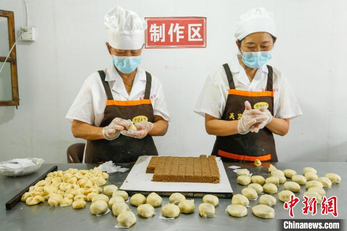 中秋節(jié)近づき、伝統(tǒng)的なハム入り月餅作りが盛んに　安徽省黃山