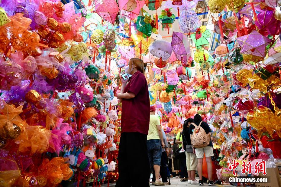 約1千個のランタンで中秋節(jié)ムードを盛り上げる元朗「ランタンストリート」　香港特區(qū)