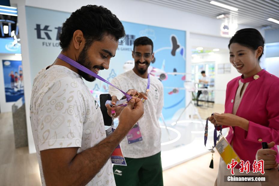 杭州アジア大會(huì)選手村で各種體験を楽しむ選手たち　浙江省
