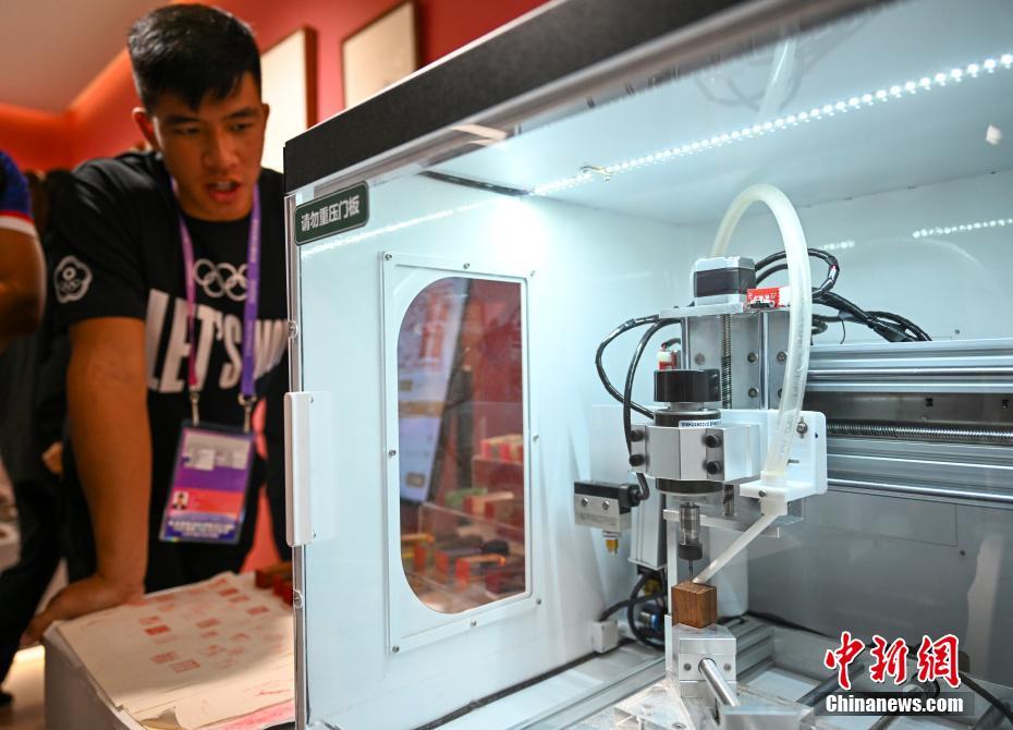 杭州アジア大會選手村で各種體験を楽しむ選手たち　浙江省