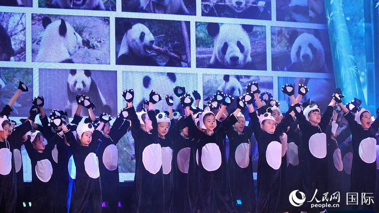 「愉快なカンフーパンダ」を演じる子ども達 （撮影?蔣暁辰）