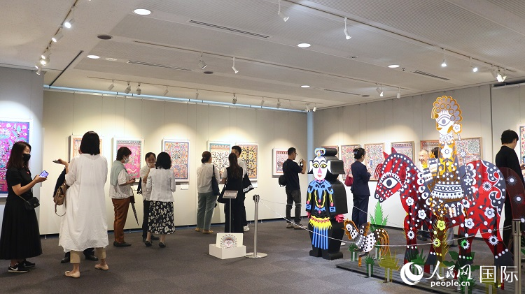 作品を鑑賞する來場者（撮影?許可）。