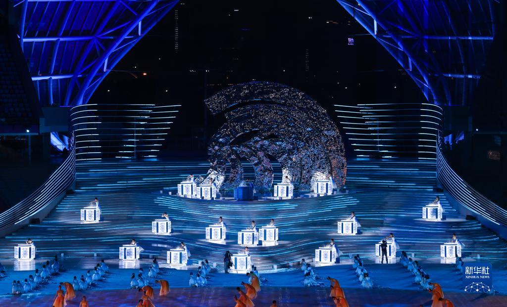 9月23日夜の開(kāi)會(huì)式でパフォーマンスを披露するパフォーマー（撮影?賈浩成）。