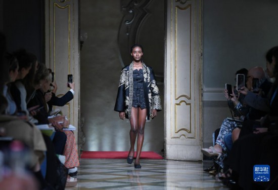 苗族刺繍がミラノ?ファッションウィークに登場(chǎng)　貴州