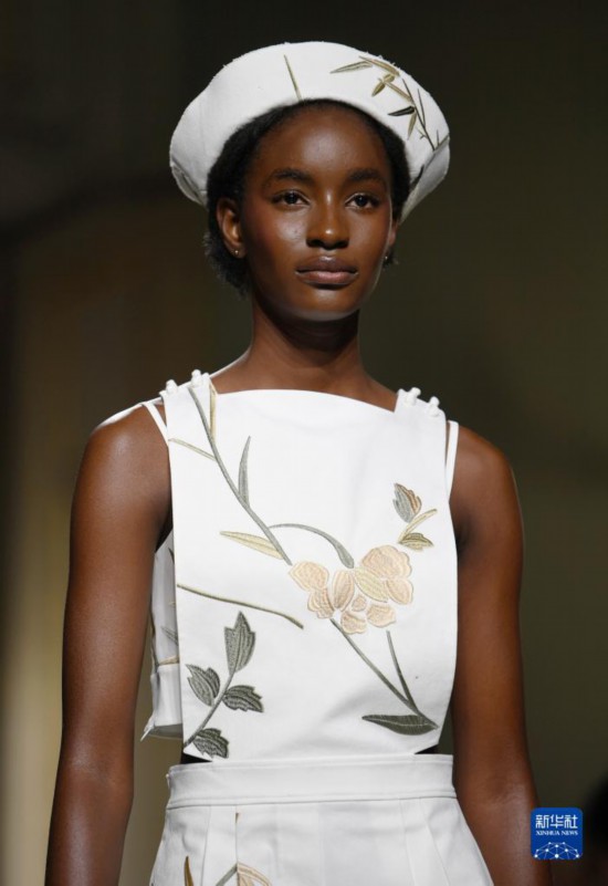 苗族刺繍がミラノ?ファッションウィークに登場(chǎng)　貴州