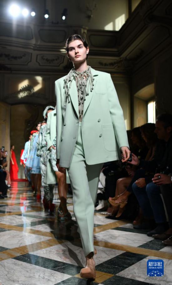 苗族刺繍がミラノ?ファッションウィークに登場　貴州