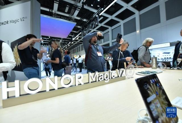 ドイツ?ベルリンで開催した2023年國際コンシューマ?エレクトロニクス展（IFA2023）の栄耀展示エリアで9月1日、折りたたみスマホ「Magic V2」に興味を示す來場者。(撮影·任鵬飛）