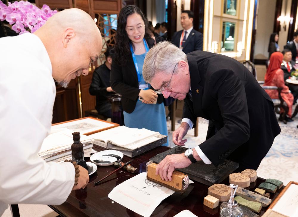 「木版水印」の制作を體験する國際オリンピック委員會(huì)（IOC）のバッハ會(huì)長（撮影?黃敬文）