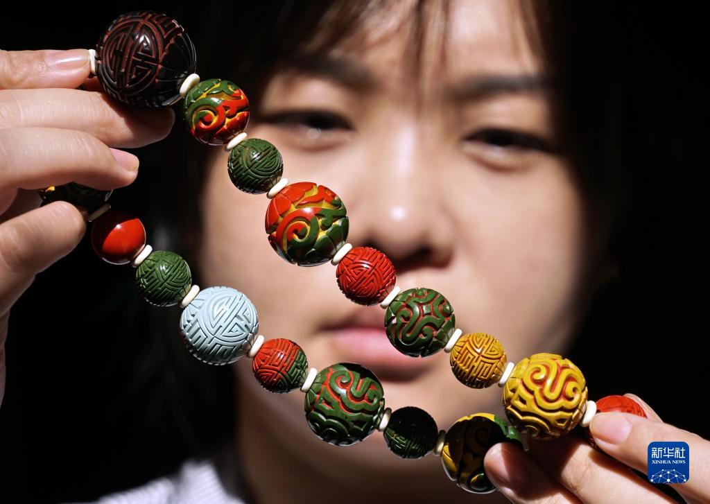 伝統(tǒng)工蕓に現(xiàn)代アートの要素を融合させる彫漆職人