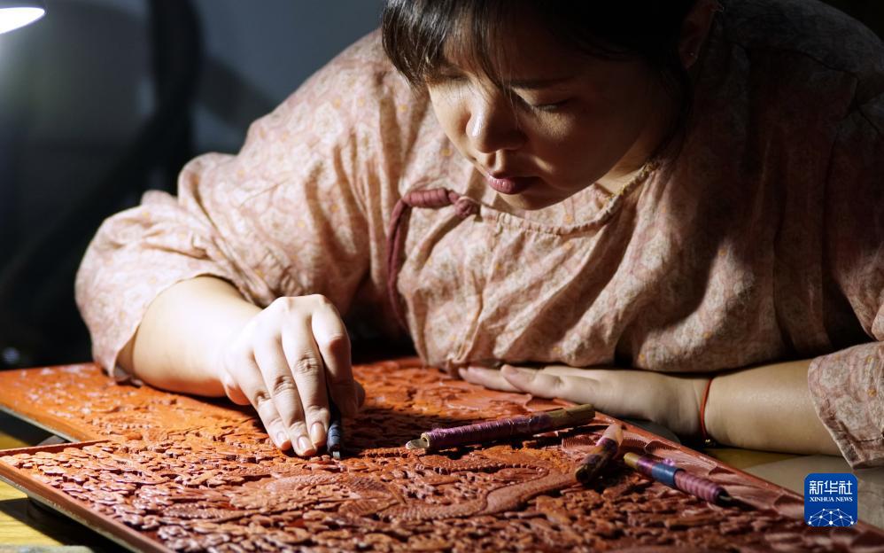 伝統(tǒng)工蕓に現(xiàn)代アートの要素を融合させる彫漆職人