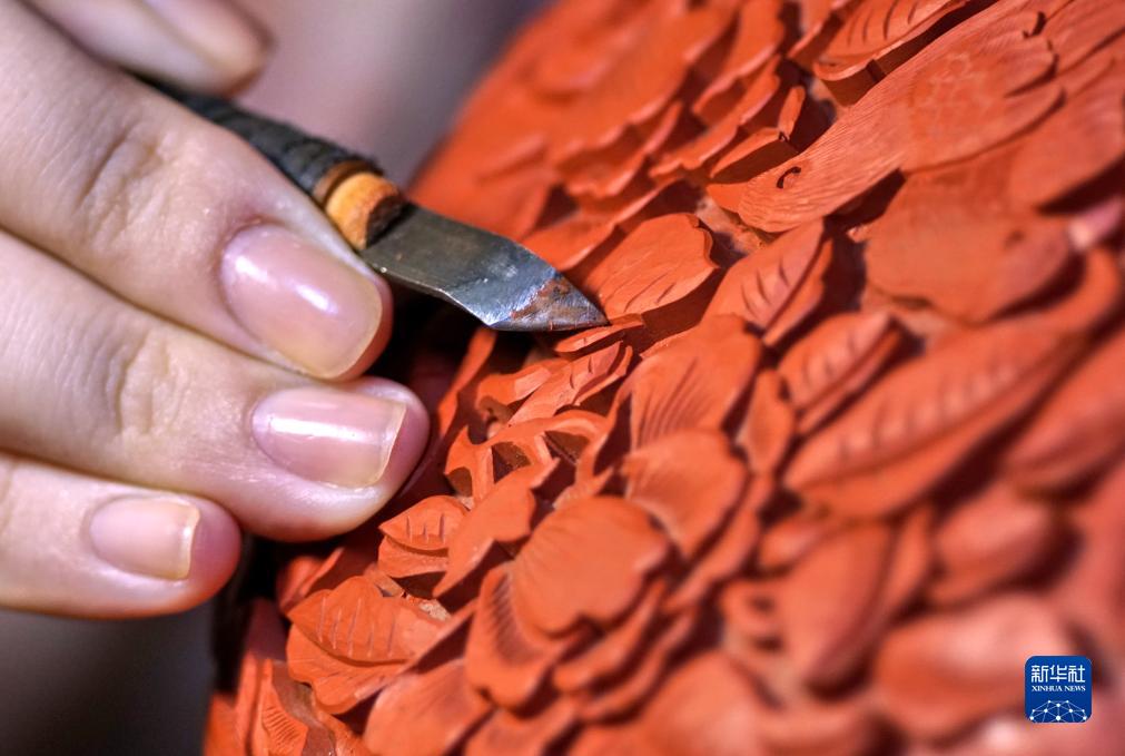 伝統(tǒng)工蕓に現(xiàn)代アートの要素を融合させる彫漆職人