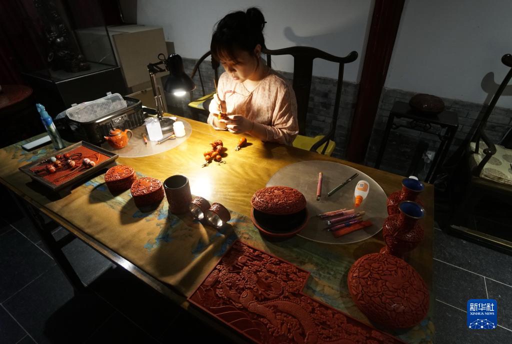 伝統(tǒng)工蕓に現(xiàn)代アートの要素を融合させる彫漆職人